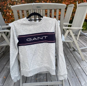 Grå Gant sweatshirt med mörkblått tryck - Bra skick,(använd få gånger) 170 cm, 15 år(Small)