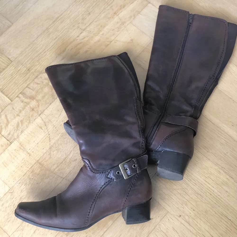 Bruna skinn knee high boots från tamaris. Små slitmärken som på bild men annars väldigt bra skick, bekväma!. Skor.