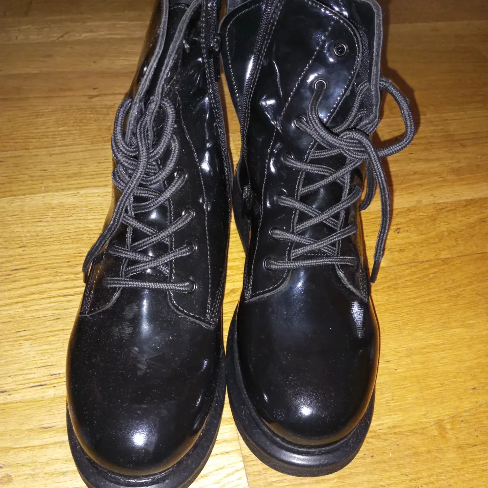 I absolut nyskick boots med snörning från NLY shoes storlek 39 . Skor.