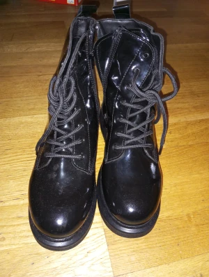 NLY SHOES snörning  - I absolut nyskick boots med snörning från NLY shoes storlek 39 