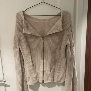 Stickad tröja - Jätte snygg tröja som gör att använda på olika sätt!! Använd 1 gång 