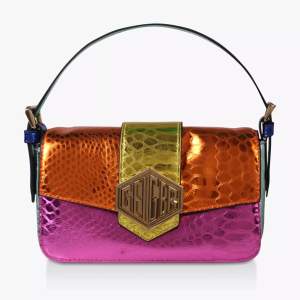 Färgglad Kurt Geiger läderväskan i modellen 20 Mini Bag! Skriv för fler bilder eller mått. Nypris ca 1750kr och priset kan diskuteras vid snabb affär❣️
