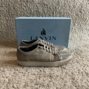 Lanvin skor - Säljer nu dessa näst intill oanvända Lanvin skorna🤗Mockan är en nyas av beige som följs upp av dem gråa detaljerna. Storlek UK 7, så runt EU 41-42. Box följer såklart med!🤝 