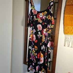 Somrig klänning  - Klänning med offshoulder ärmar.