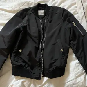 säljer denna svarta bomber jackan från vero moda i storlek xs🫶🏼