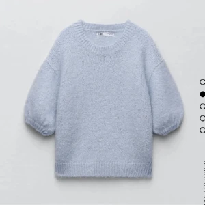 Stickad Zara tröja - Säljer denna suuupersöta stickade tröjan från zara som är perfekt nu till höst! 🤩💕Köpt här på plick och bra skick men säljer då den tyvärr inte har kommit till så mycket användning. Storlek M men passar mig bra som har S/M. Skriv om du har frågor! 🥰 