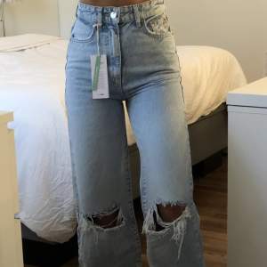 Säljer dessa idun wide jeans från Gina tricot i storlek 32 då dom är för små. Nyskick aldrig använda, lappen är kvar.  Nypris 599 kr  Jag är 158 cm lång 🤍