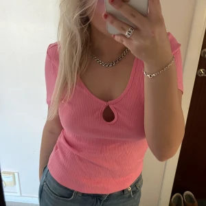 Tröja från bikbok  - En rosa tröja från bikbok i storlek L, med en liten urringning. Helt ny, prislapp finns på. Nypris 179kr. 