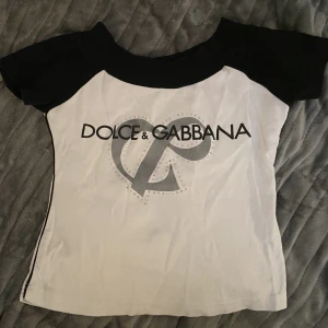Croppad tröja - Jättefin dolce & gabbana croppad tröja, strlk L. Sitter ganska tight. Inget tryck på baksidan!