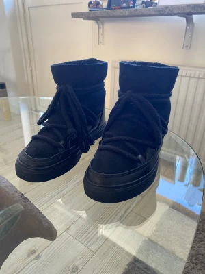 Inuikii Classic woven - Varma och vattenavvisande inuikiis, perfekt för den kalla vintern och hösten. Skon är använd några fåtal gånger så de är som nya!   Storlek:EUR 37  nypris är 3200kr  skriv till mig ifall ni vill ha fler bilder! lämna gärna bud! 