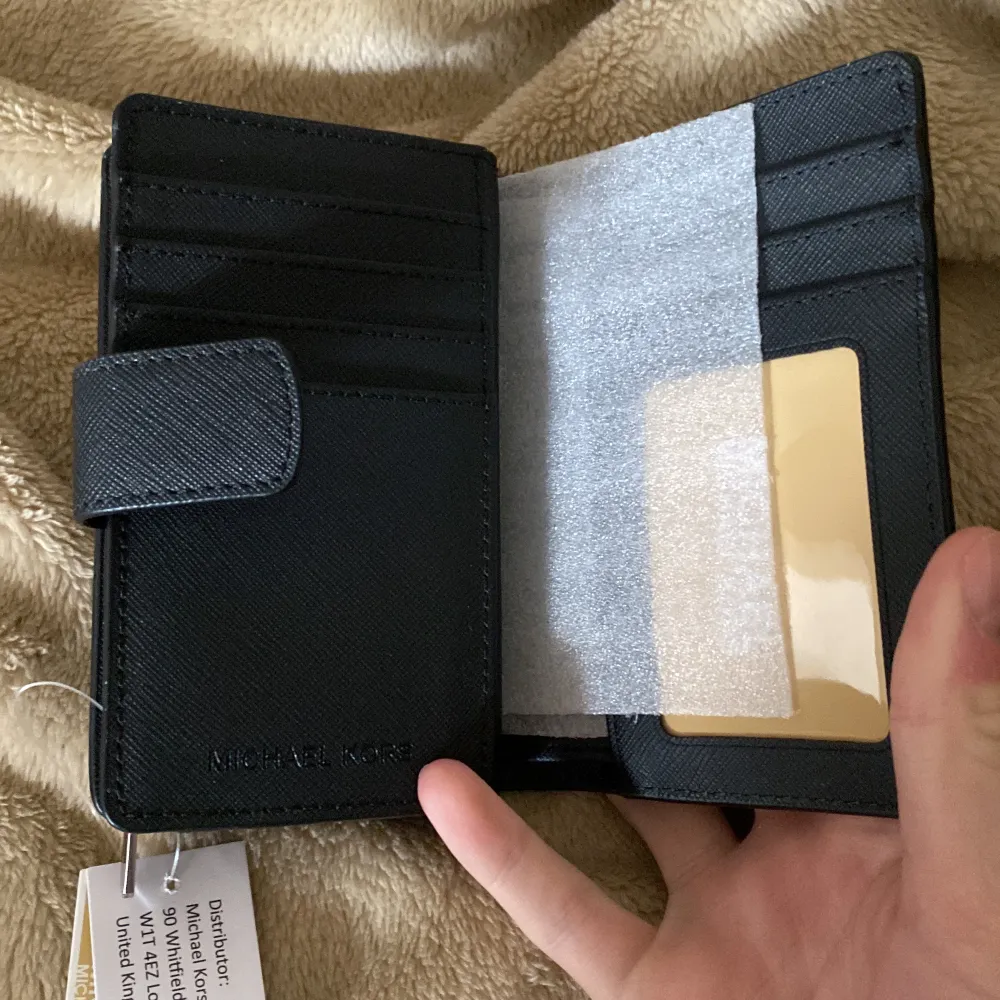 Michael Kors plånbok svart och i läder helt ny och oanvänd . Accessoarer.