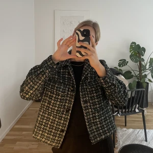 Cardigan/ cropped jacka - Från Mango  Strl M  (jag är en S)