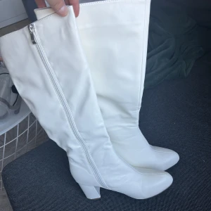 Stövlar - Vita höga stövlar med klack, jätte fina men kommer inte till användning för mig och därmed aldrig använda 