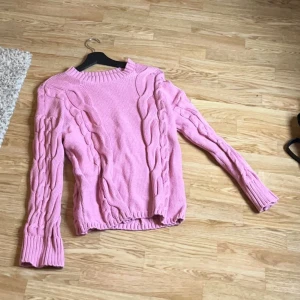 Kabelstickad tröja - Inga defekter, använd få gånger  Som ny, TRYCK PÅ KÖP NU!