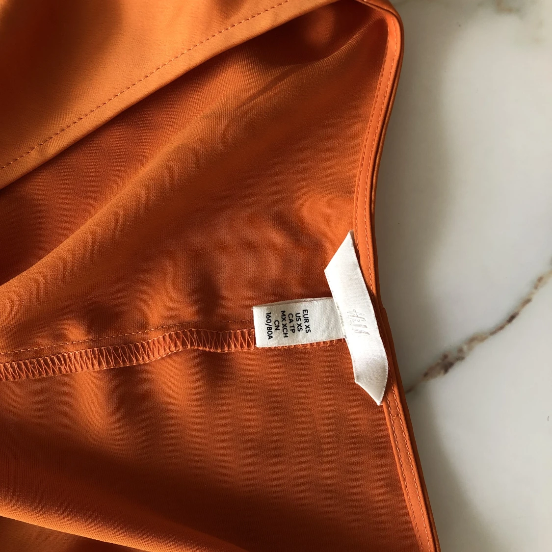 V ringad orange top - 90