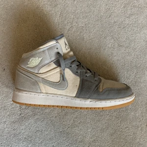 Jordan 1 - Jordan 1 mid coconut milk  Storlek 38,5 Bra skick (lite använda) 