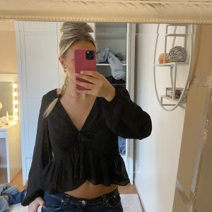 Blus - Det finns snörning i ryggen som går att knyta, aldrig använd