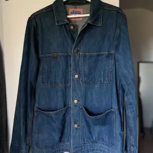 Acne studios blå konst jeans jacka i den snyggaste denim färgen. Herr Stl 46. Jag är en Dam M och den sitter perfekt oversized på mig. 