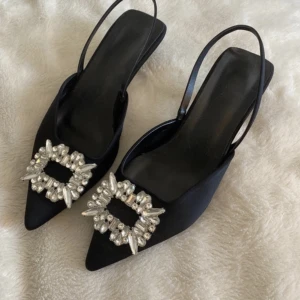 Kitten heals - Kitten heals med låg klack, elegant detalj framtill som kan spicea upp en outfit, sjukt snyggt till jeans, använda 1 gång, 4 cm klack ❤️‍🔥