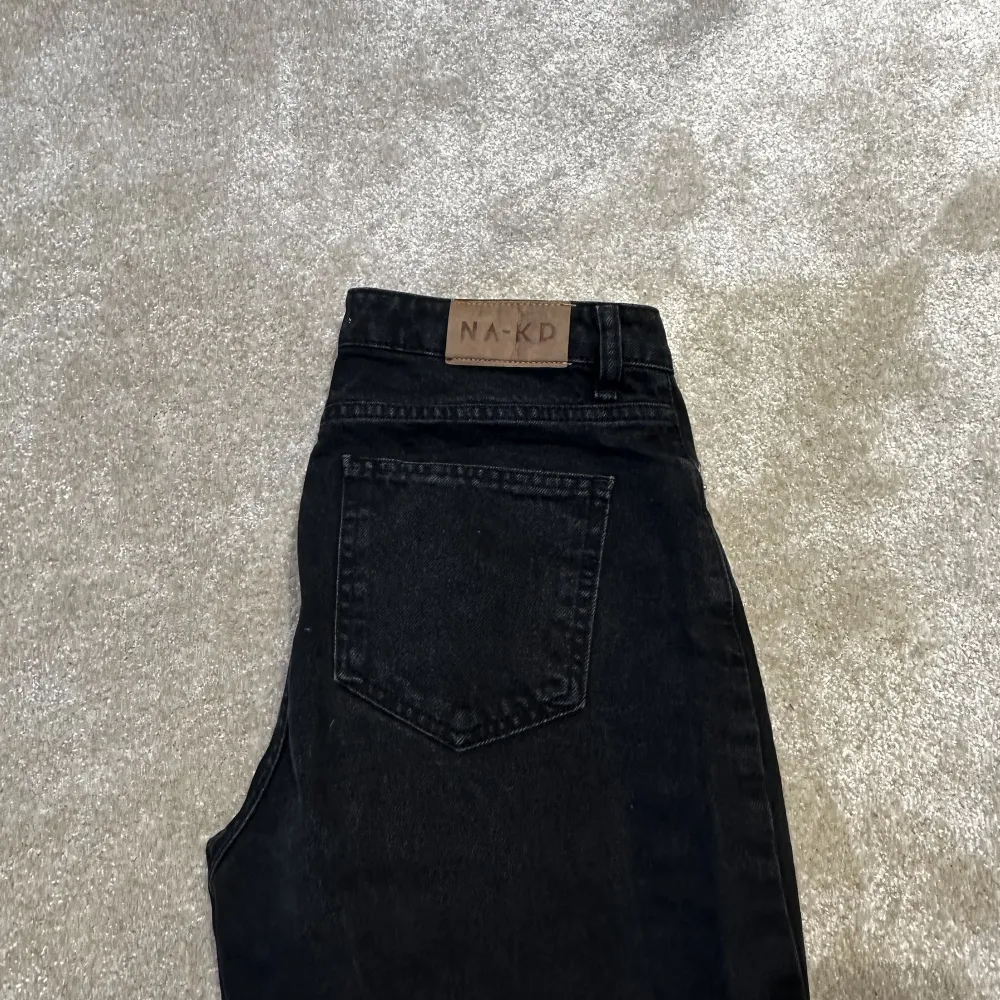 Svarta/mörk gråa jeans från NA-KD🖤 Knappt använda då dom är för små på mig. Jeans & Byxor.