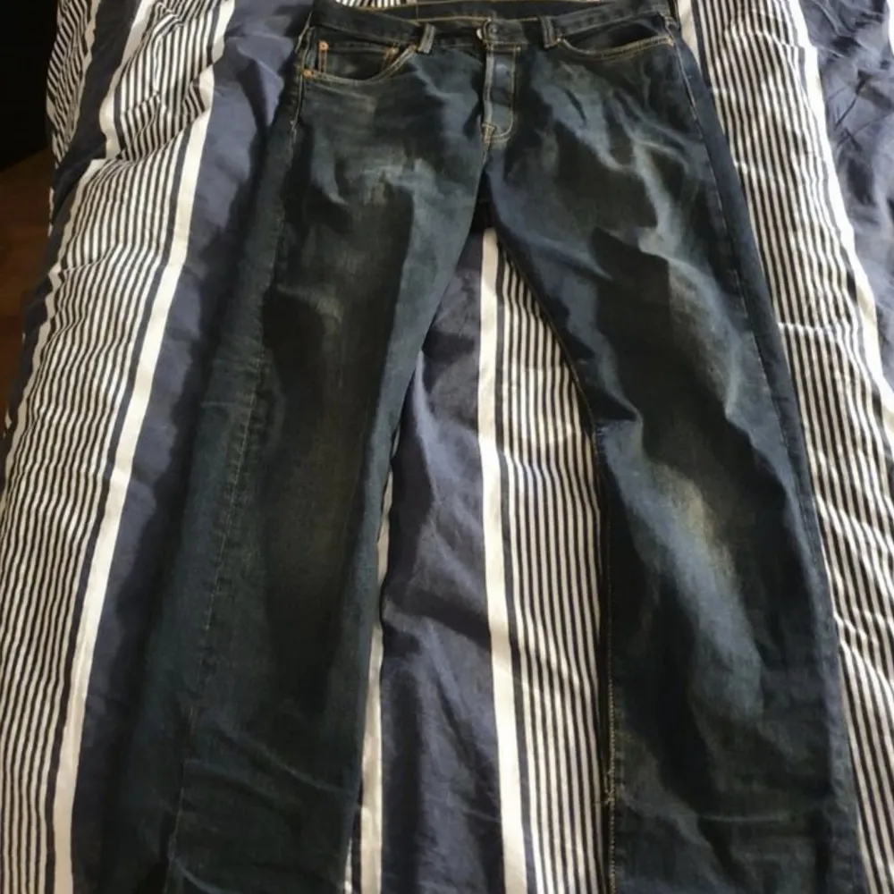 Säljer levis 501  Använda men helt okej skick  . Jeans & Byxor.