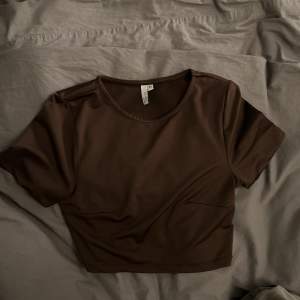 Croppad brun t-shirt från nelly. Storlek xs