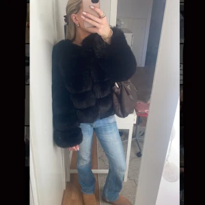 Pälsjacka - Säljer min nya trendiga pälsjacka från Chelsea. Superfin och aldrig använd så säljer då den inte kommer till användning. Kan både användas till vardag och till mer uppklädda outfits. Superbare och skön och perfekt nu i höst💕