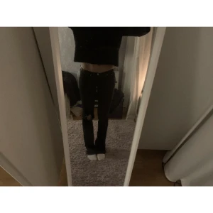 J Lindeberg jeans  - Sjukt snygga lågmidjade jeans från J. Lindeberg. Med ett hål på vänster knä🙌🏽💓vet inte storleken helt men skulle säga 26/27/32