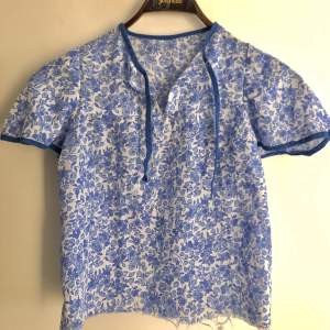 Blå blommig vintage blus / tröja i storlek ca, XS-S (står ingen storlek). 