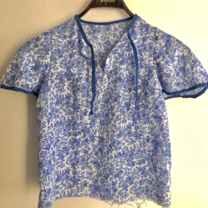 Retro tshirt - Blå blommig vintage blus / tröja i storlek ca, XS-S (står ingen storlek). 