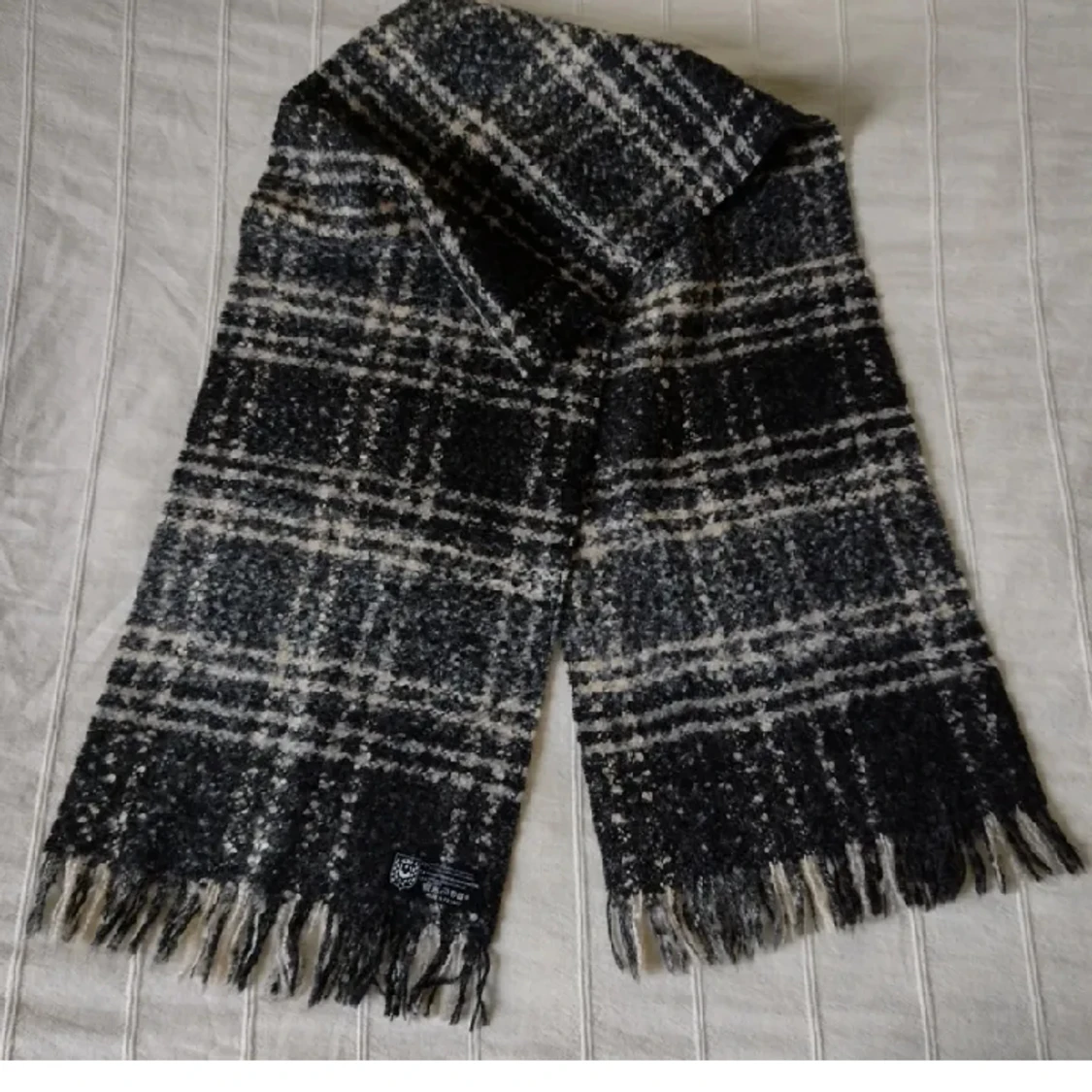 Svart/grå/beige/vit rutig halsduk med fransar, Made inFrance