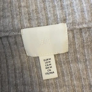 Axellös tröja - Jätte fin tröja i nyskick aldrig använd storlek M men funkar för folk som har xs-m pris kan diskuteras 