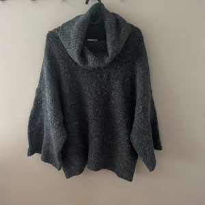 Stickad tröja - Aldrig använd. Vet ej nypris men säkert 5-600kr. 