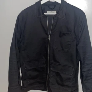 Svart overshirt - Säljs då jag inte använder den så mycket. Den är i super fint skick och passar dig som är ca 170-175. Jag fraktar och pris kan diskuteras vid snabb affär.
