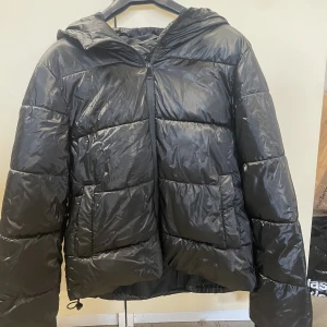 Vinter jacka  - Svart puffer jacka. Andvänd en vinter och är i gott skick 💕mycket varm 