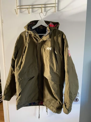 Helly Hansen jacka - Säljer sen-höst/vinterjacka som är varm. Har många fickor. Ett par år gammal men fortfarande i bra kvalite. 