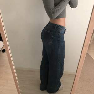 Säljer mina mörkblå oversized jeans. Skitsnygga! 