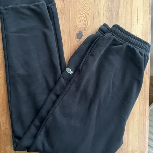 Mjukisbyxor från Lacoste - Sköna mjukisbyxor från Lacoste  Storlek 176 motsvarar ungefär xs/s Skick: 8/10 Skriv för frågor eller fler bilder 🔥