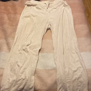 Mjukis byxor  - Säljer ett var mjukisar i beige/vit färg. Dom är utsvänga där nere.