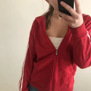 Adidas hoodie röd - Säljer denna snygga Hoodie! Inga defekter o har använts varsamt