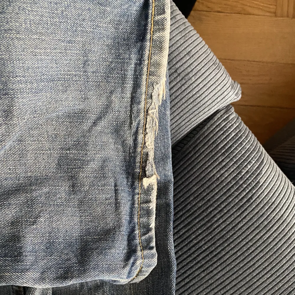 Ett par lågmidjade Levis jeans i storlek 30/32. Modellen heter eve cut, 557. Jag är 165 och de är lite långa på mig. Fint skick förutom att de är lite slitna nedtill. Lägger upp igen då en tjej råkade klicka på köp nu men inte ville köpa dem!. Jeans & Byxor.