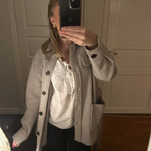 Kort grå kappa - Kort kappa från Dobber, köpt på MQ. Perfekt för höstoutfiten! 🍁 Grå/beige Storlek xs men passar även mig (small) Väldigt fint skick! 