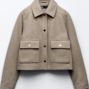 Zara kappa⚡️ - Superfin Zara kappa. Knappt använd, köptes i maj. Inga defekter alls. Den är i väldigt bra skick, skriv för fler bilder & frågor⚡️