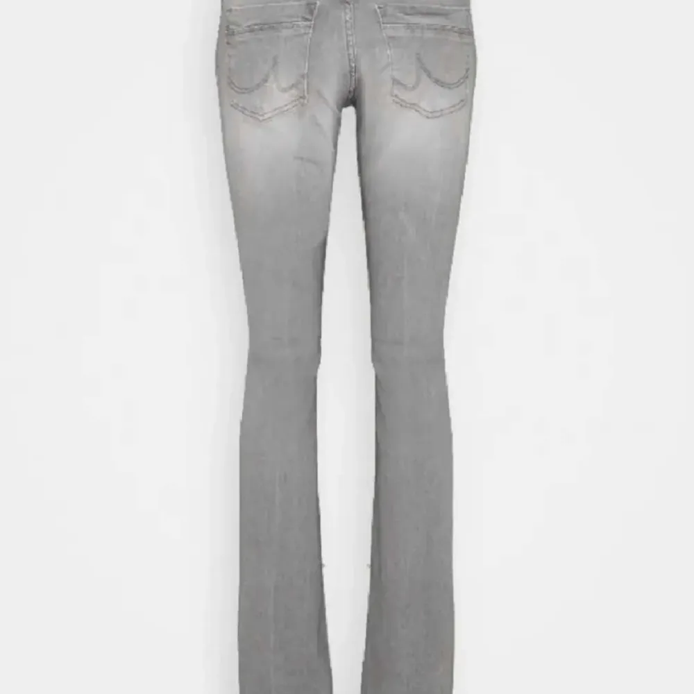 Säljer dessa gråa Ltb jeans då jag nästan aldrig använts dem❤️ använda Max 5 gånger💓💓 från Ltb köpa på Zalando💗💓💗pris diskuterbart. Jeans & Byxor.