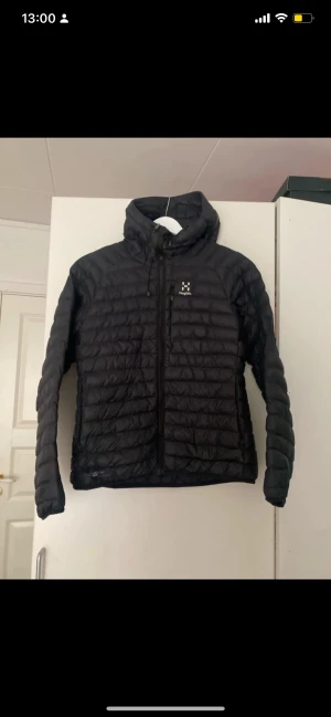 Peak performance jacka dam  - Nypris 2200 den är trasig på vänstra axeln därav priset se bild 