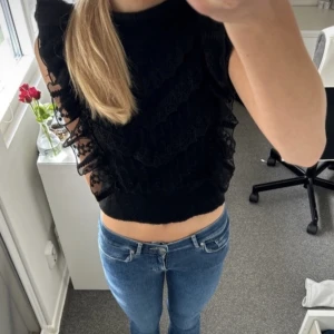 Stickad svart zara topp - Säljer min fina stickade zara topp då jag har en likadan. Den har en polo krage men jag har valt att vika ner den men de kan man själv bestämma. Original pris 359 kr. Storlek S men funkar som Xs också. 