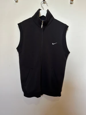 Nike väst - En Nike tyg väst som jag fått men säljer då den inte passar. Den är i bra skick o de är bara att höra av sig vid intresse