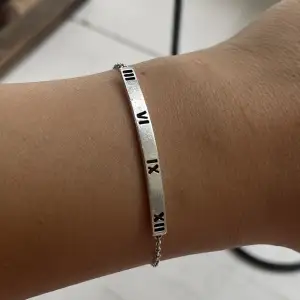 Tiffany & Co armband med Romerska siffror, inte säker på typen av material men skulle tippa på sterling silver. Har ej kvitto box eller äkthetbevis men kom gärna med eget prisförslag, det är repor på både utsidan och insidan! Kom DM och förhandla!!🫶🌟 