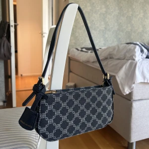 Axelväska  - så söt liten väska!!🥰🥰 fint skick! 