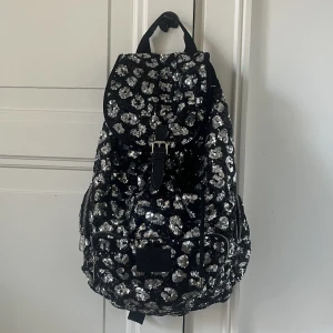 Paljett-ryggsäck - Så rolig ryggsäck i paljetter med leopardmönster från Victoria’s Secret Pink. Köpt i London för 10+ år sen ish så inget som görs idag 